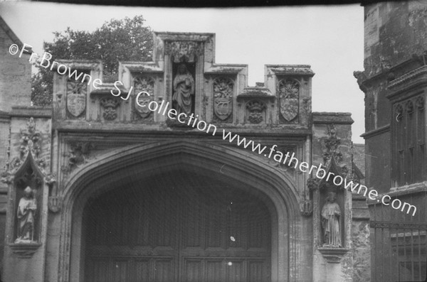 GATE OF MAGDALEN COLLEGE WITH CIPTER & BUST OF WOLSEY & STATUE OF ST MARY MAGDALEN(TELEPHOTO)